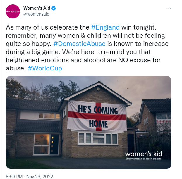 imagem mostra tuíte da campanha da organização Women's Aid, com uma casa com a bandeira da Inglaterra e a frase 'He is coming home'