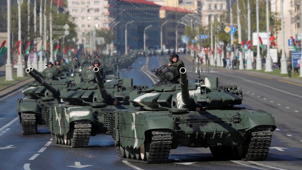 Белорусские военнослужащие водят танки по улице перед репетицией парада Победы 8 мая