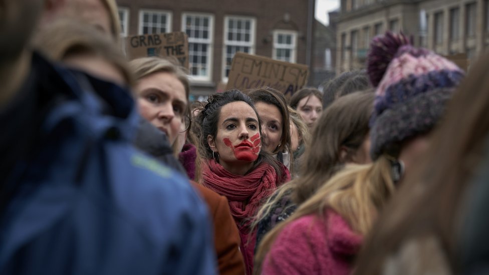 Hollanda'da eylem yapan kadınlar