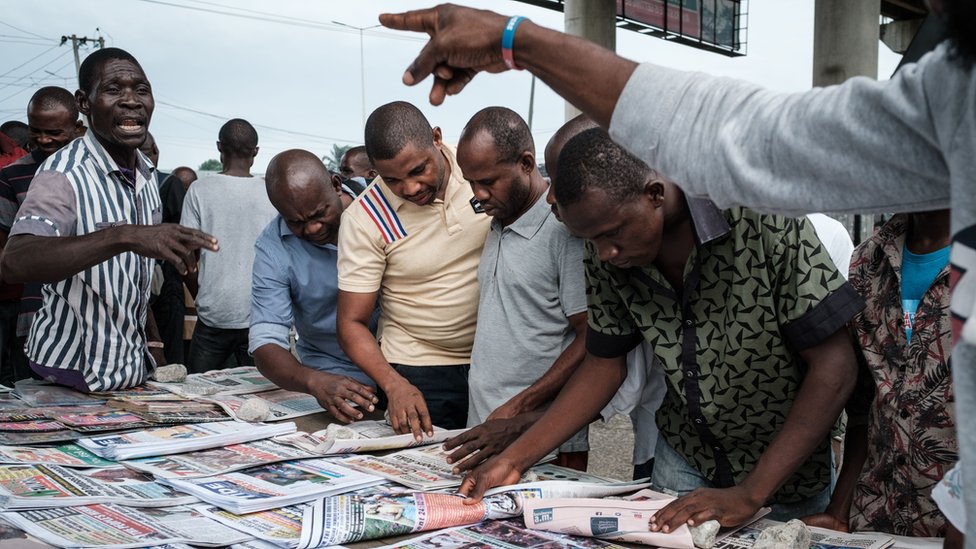 Нигерийцы у газетного киоска