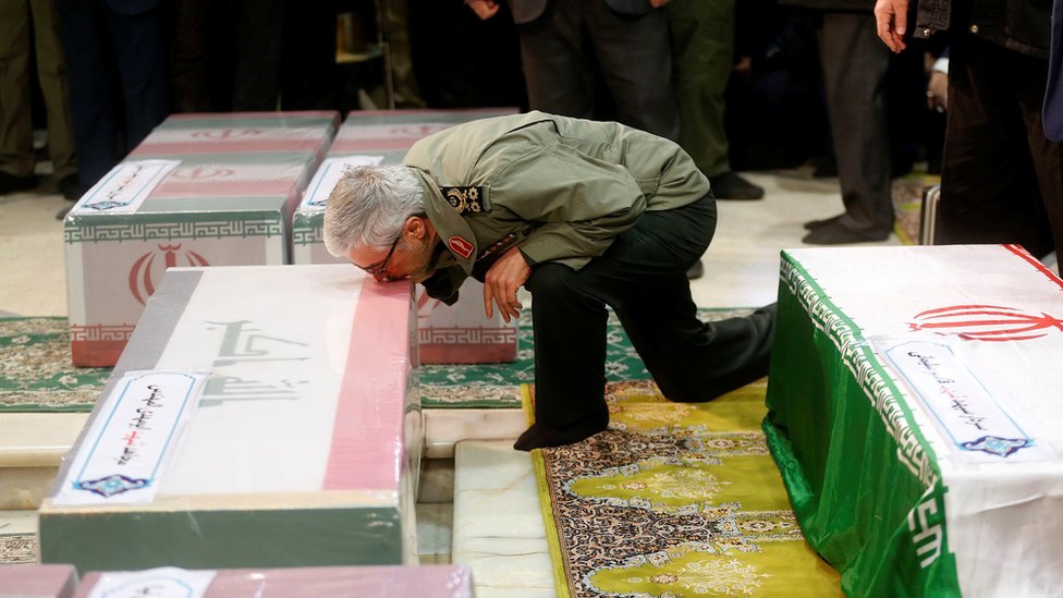 Бригадный генерал Эсмаил Гаани, недавно назначенный командующим иранскими силами Кудс, целует гроб во время поминальной молитвы в Тегеране, 6 января 2020 г.