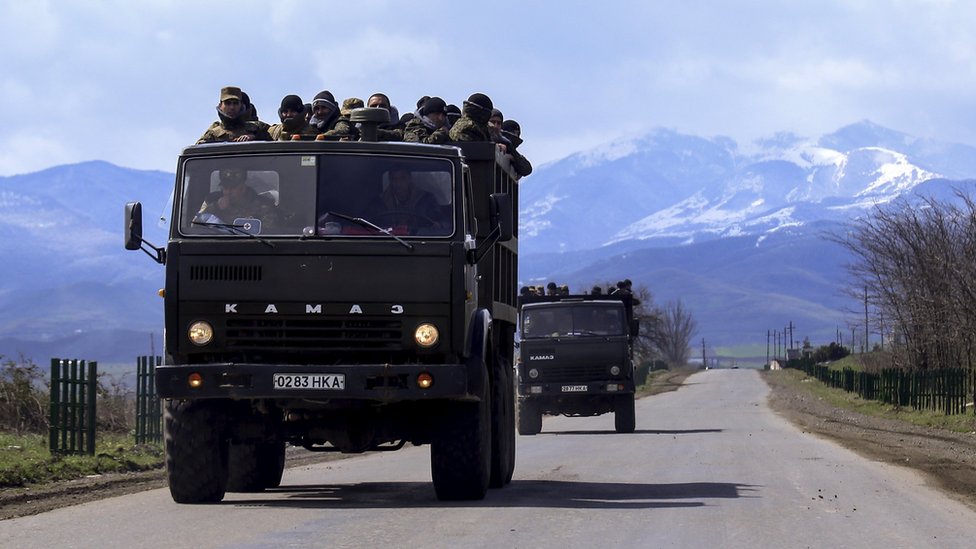 Армянские добровольцы направляются к линии фронта, чтобы присоединиться к силам Нагорного Карабаха (4 апреля 2016 г.)