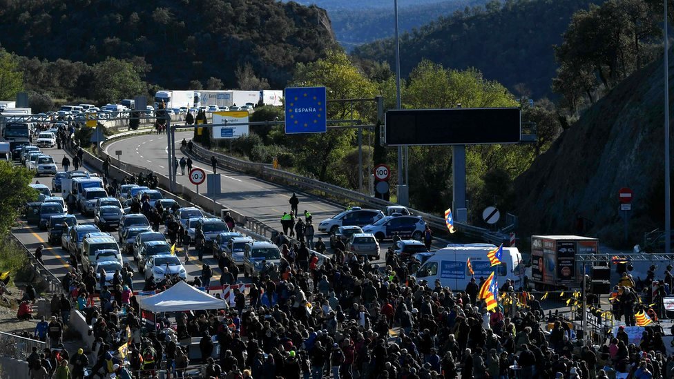 Протестующие блокируют автомагистраль AP-7 на испано-французской границе в Ла-Хонкера, северная Испания, 11 ноября 2019 г.