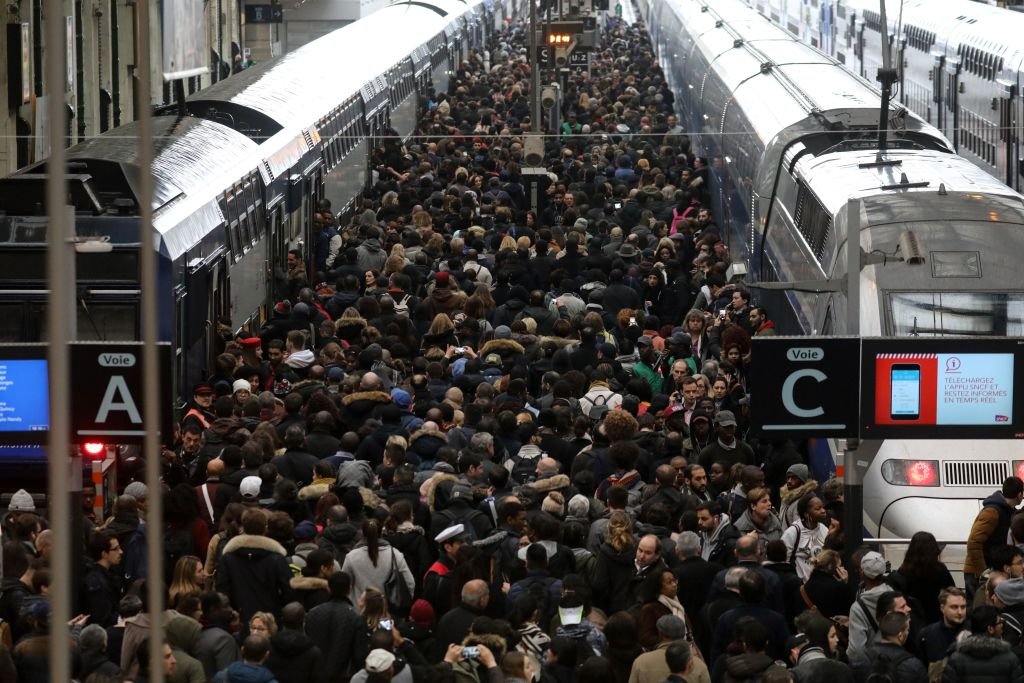 Una multitud intenta abordar trenes en Francia