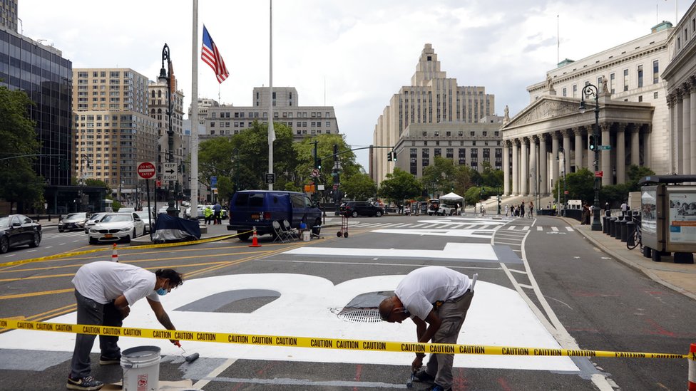 Двое мужчин работают над недавно нарисованными гигантскими буквами, обозначающими «Black Lives Matter», перед зданием Федерального суда в Нижнем Манхэттене в Нью-Йорке, США, 01 июля 2020 г.