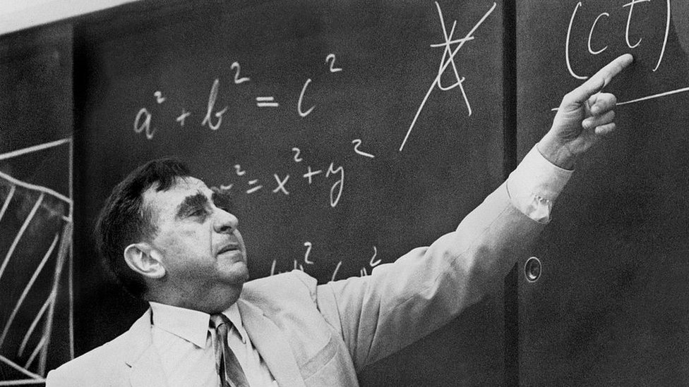 Foto del físico estadounidense, "padre de la bomba higrógena", Edward Teller, señalando una fórmula en una pizarra. Teller trabajó en el Proyecto Manhattan en Los Alamos, Nuevo México entre 1943 y 1946 que desarrolló la bomba atómica y luego trabajó en el desarrollo de la bomba de hidrógeno.