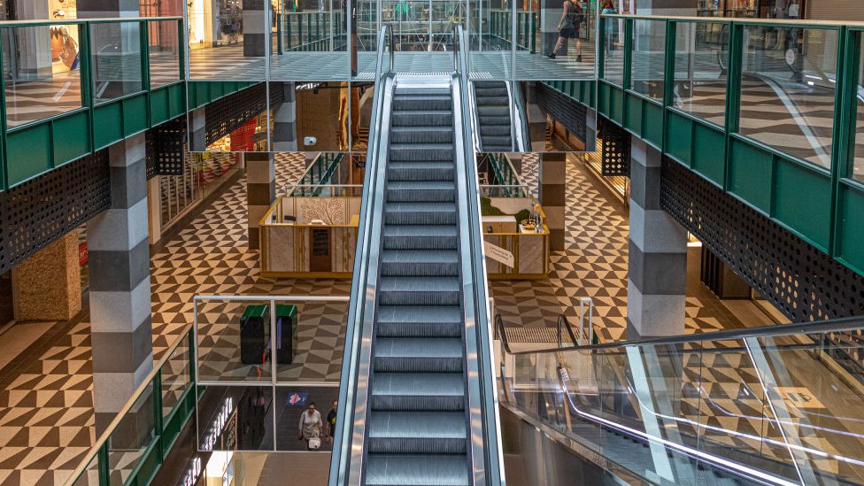 Пустые эскалаторы и торговые этажи в торговом центре 29 марта 2020 года в Мельбурне, Австралия.