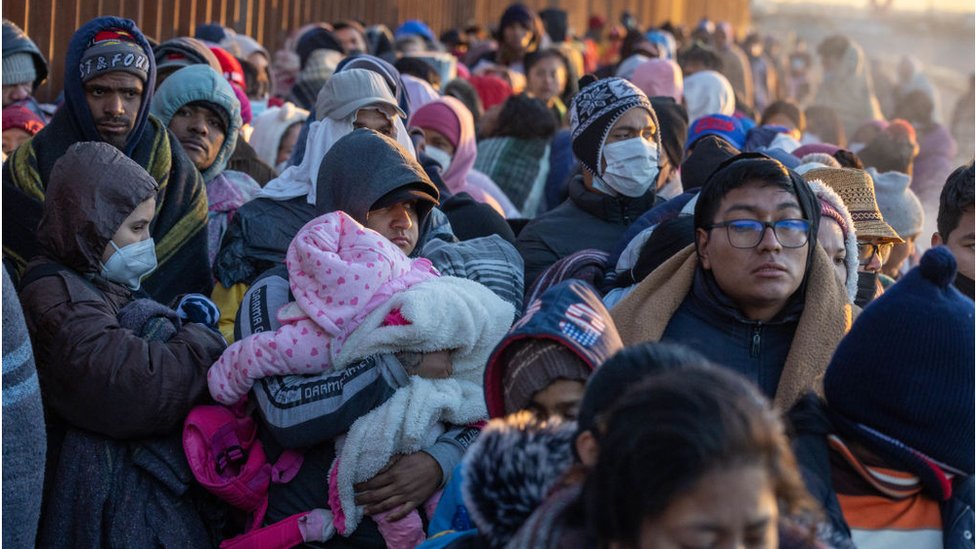 La cola de migrantes en El Paso