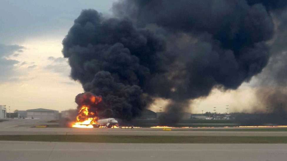 El avión se incendia en la pista.