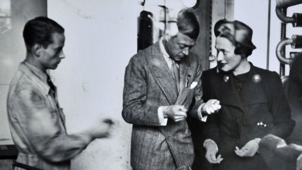 Герцог Виндзорский с женой Уоллис Симпсон во время поездки в нацистскую Германию в 1937 году