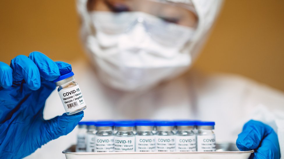 Pesquisador de vacinas segura frasco do imunizante