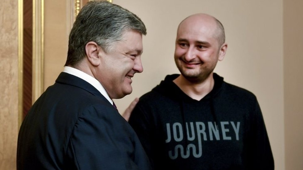 Ukrajinski predsednik Petro Porošenko (levo) u Arkadi Babčenko u Kijevu, Ukrajini. 30 maj 2018.