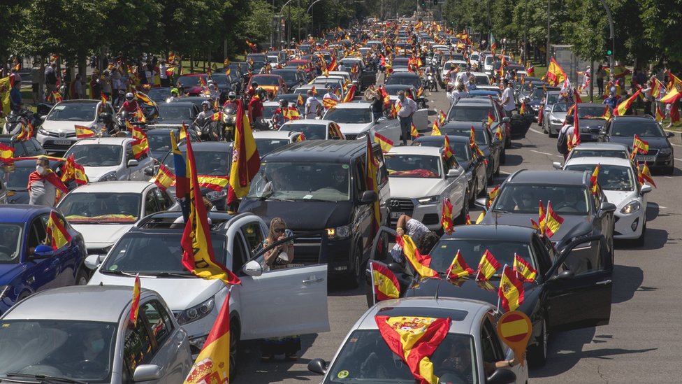 Coronavirus: Anti-lockdown car protest draws thousands - BBC News