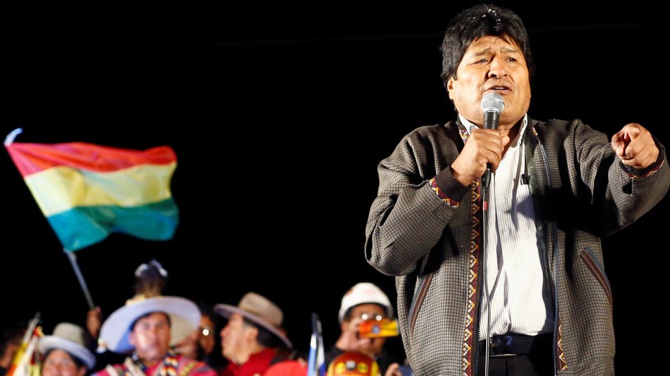Evo Morales dirigiéndose a sus seguidores.