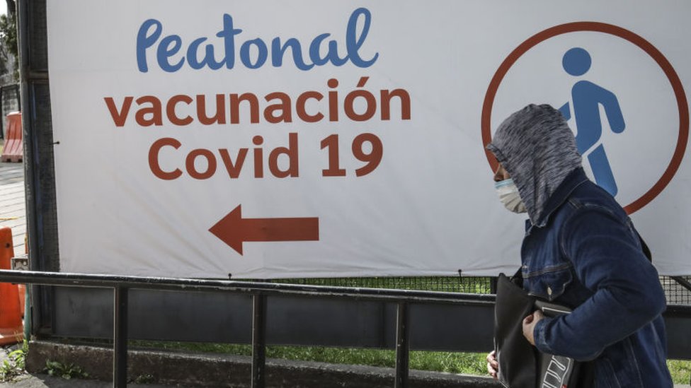 Un hombre se dirige a un centro de vacunación en Bogotá, Colombia