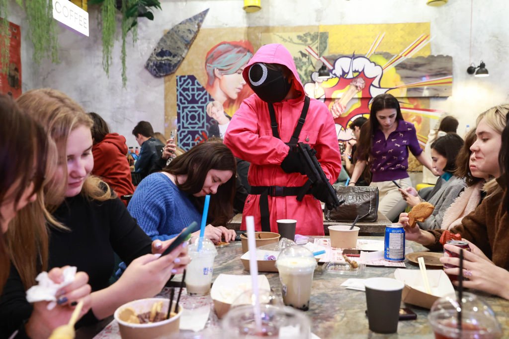 مطعم للأكلات الكورية في موسكو يستضيف لعبة ترفيهية تحاكي مسلسل "لعبة الحبار"