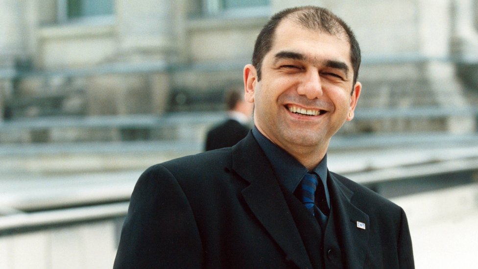 Ceyhun, 2000 yılında Yeşiller'den SPD'ye geçti. Aynı yıl Türkiye'de, yargılandığı davadan beraat etti.