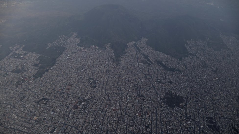 Santiago Arau ha podido retratar el avance de la mancha urbana que se ha ido comiendo los espacios naturales. (Foto: Santiago Arau) La mancha urbana en Ciudad de México Foto: Santiago Arau