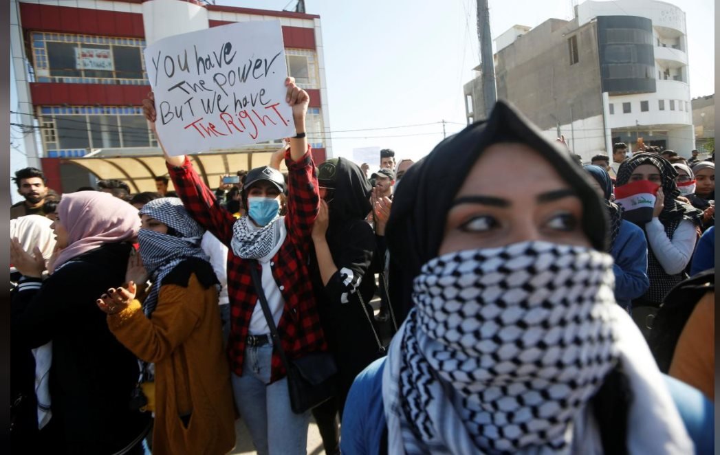 طالبات في البصرة يرفعون لافتة موجهة للحكومة كتب عليها "تمتلكون القوة أما نحن فنمتلك الحق"