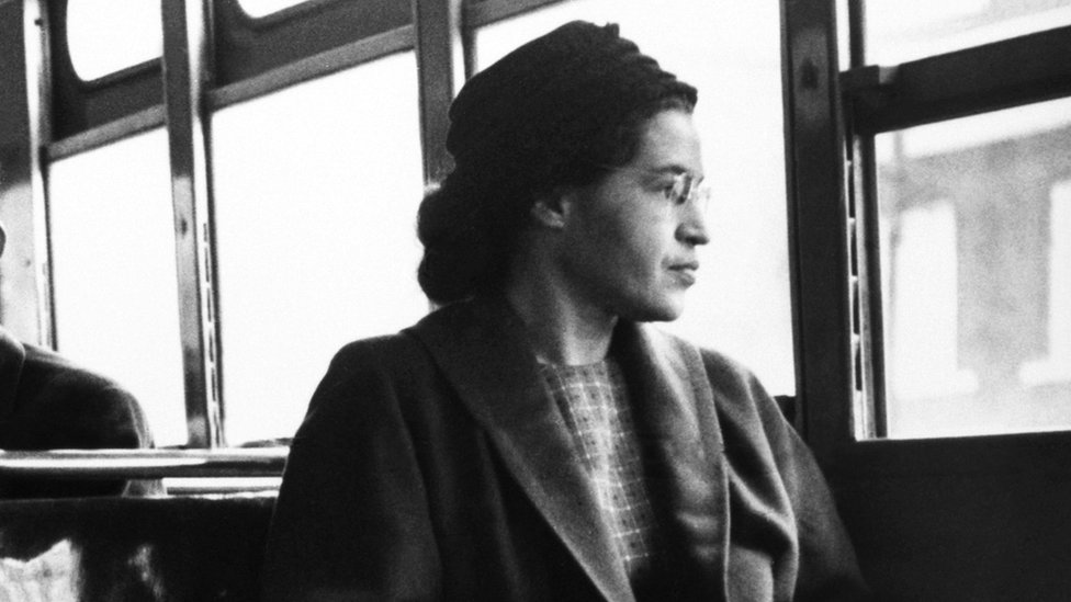 Роза Паркс сидит перед автобусом в Монтгомери, Аляска