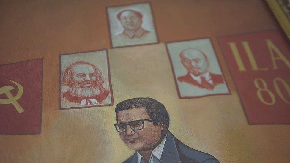 Figura de Abimael Guzmán junto a las de Karl Marx, Mao Zedong y Vladimir Lenin.