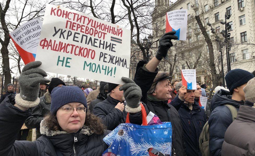 U nekoliko gradova organizovani su protesti, a ovaj transparent upozorava na „rušenje ustavnog poretka", ali nisu svi Rusi toliko zabrinuti