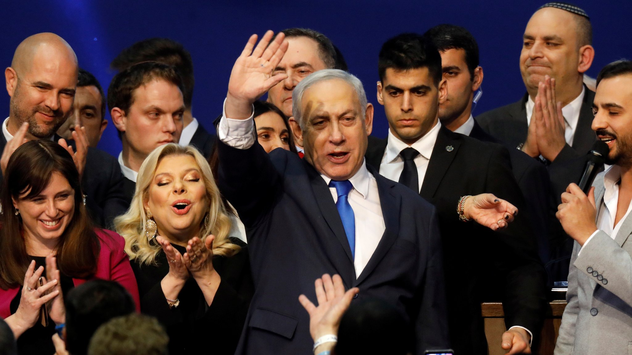 Премьер-министр Израиля Биньямин Нетаньяху машет сторонникам в предвыборном штабе своей партии «Ликуд» 3 марта 2020 года