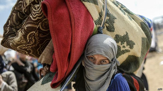 Los embates del Estado Islámico han obligado a muchos kurdos a huir de Irak y Siria hacia Turquía. Pero Ankara ve a los nacionalistas turcos como una amenaza para su integridad muy similar a la de EI. Una mujer kurda.