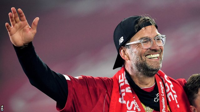 Liverpool manager Jurgen Klopp celebrates on the pitch with his players