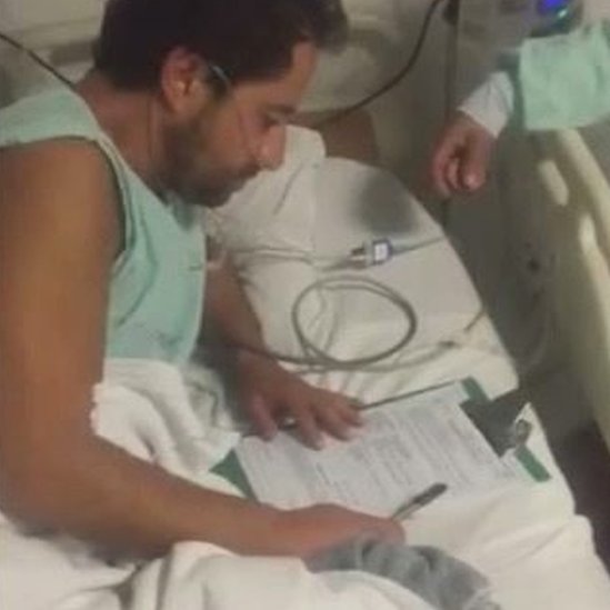 Uribe Noguera oyó los cargos que las autoridades presentaron en su contra mientras estaba internado en una clínica privada, dos días después del crimen. Rafael Uribe recibe la notificación de arresto