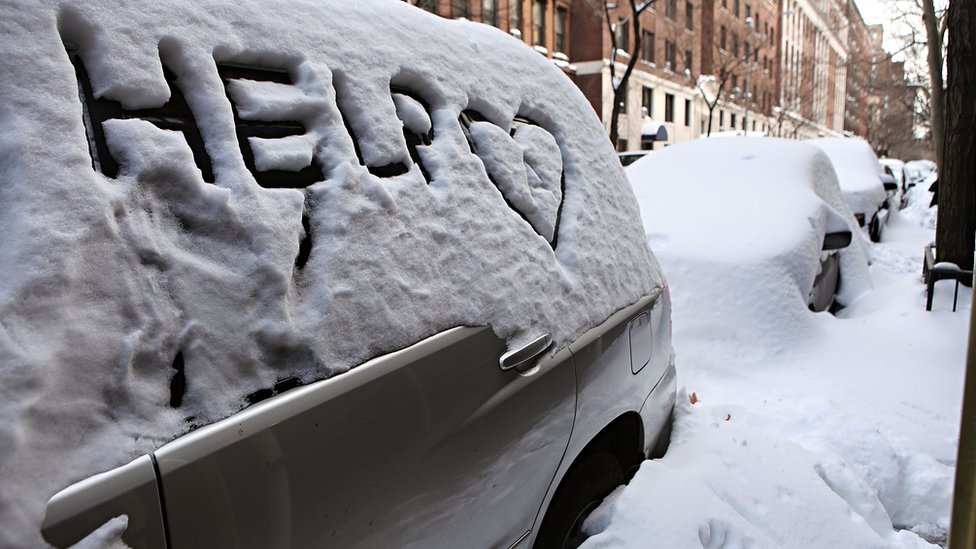 «помощь» написано в снегу на машине