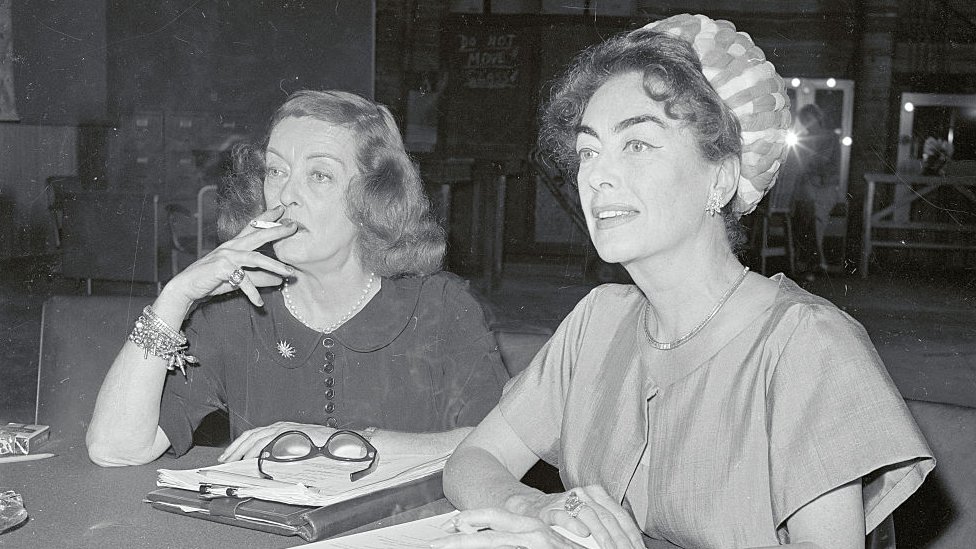 Bette Davis y Joan Crawford durante una pausa del la filmación de "¿Qué pasó con Baby Jane?"