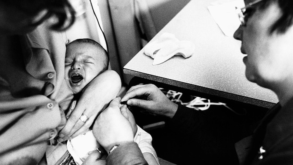 Bebê recebendo vacina no braço