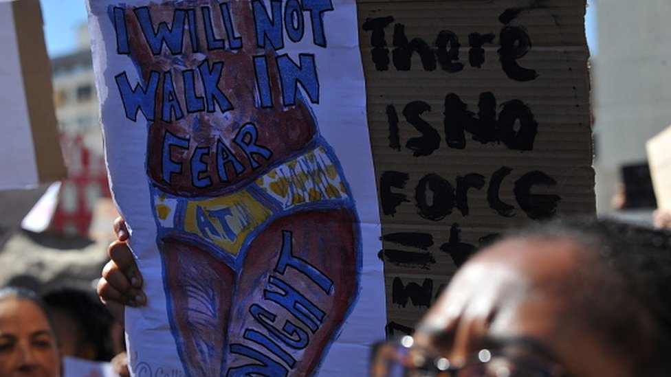 Güney Afrika'da eylem yapan kadınların taşıdığı pankartta 