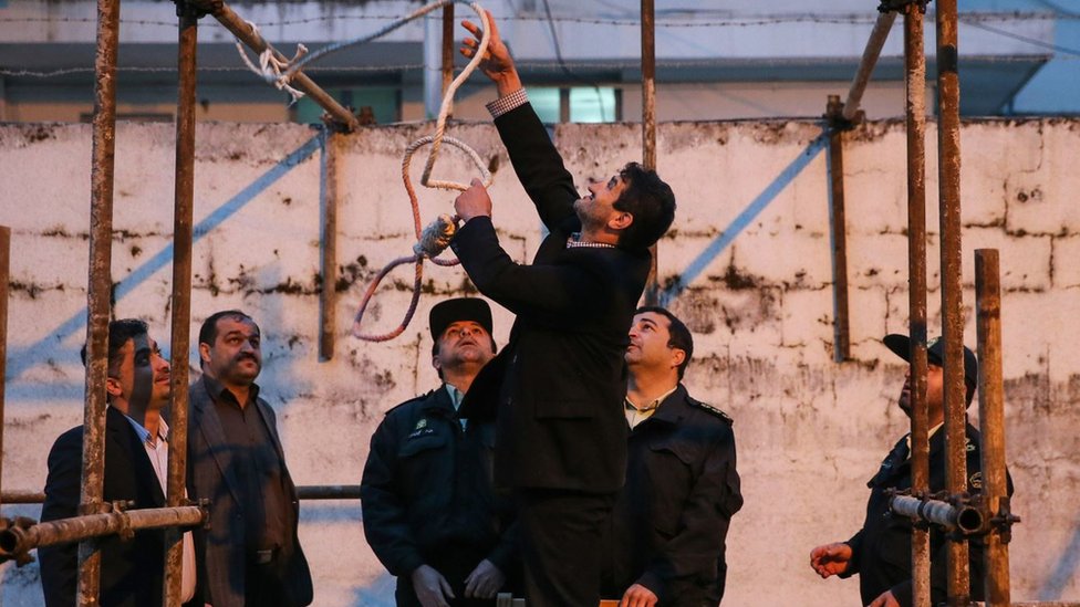 Agentes preparan una soga de ahorcamiento en Irán.