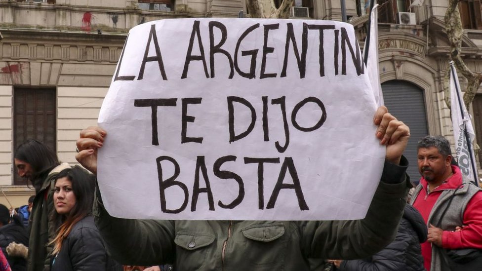 Un cartel en Argentina tras las elecciones primarias de agosto: "La Argentina te dijo basta".