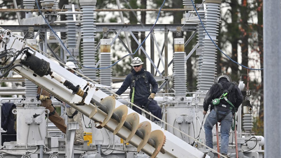Trabajadores en una instalación eléctrica de EE.UU.