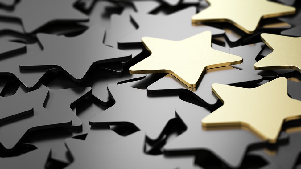 La idea de que hubiera estrellas oscuras parecía absurdo. Estrellas doradas y negras