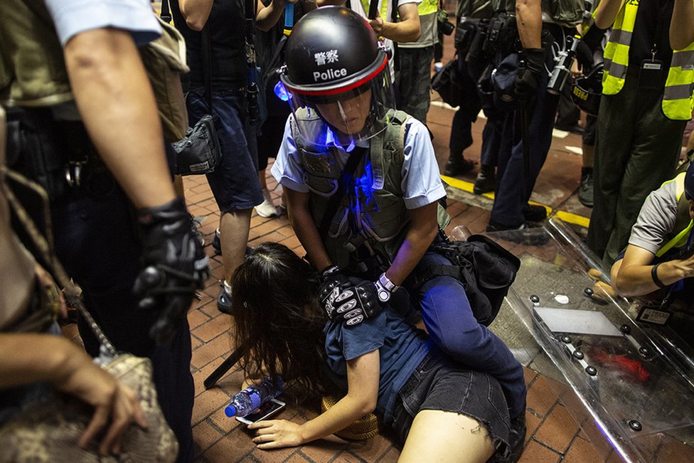 香港防暴警察制服一名女示威者（7/7/2019）