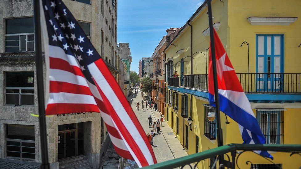 Incertidumbre respecto al rumbo que adoptarán las relaciones entre Estados Unidos y Cuba a partir de ahora. Banderas de Estados Unidos y Cuba en La Habana, Cuba, en marzo de 2016.