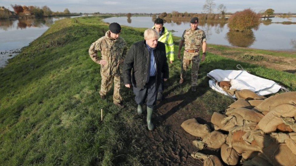 Борис Джонсон с армией во время посещения Южного Йоркшира, пострадавшего от наводнения