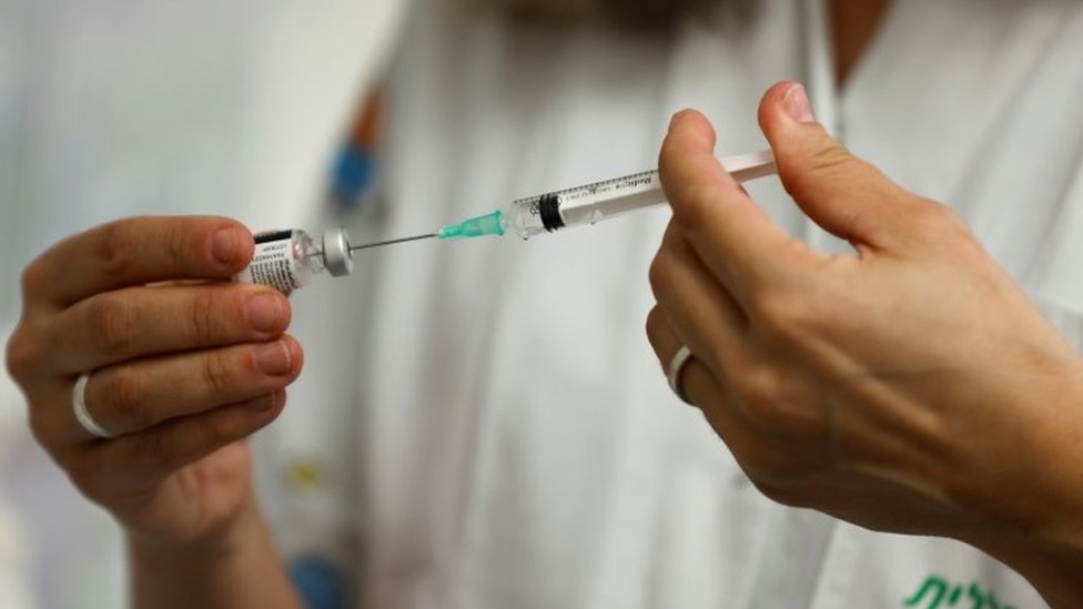Covid aşısı: İsrail, 60 yaş üstüne 3. dozlara başlıyor