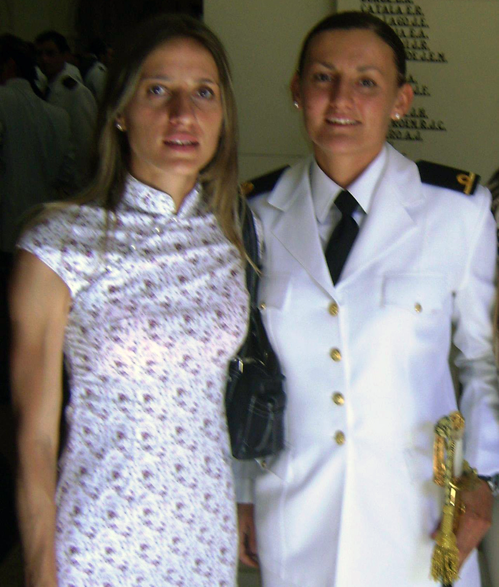 Silvina y Eliana el día que la primera egresó de la escuela naval.