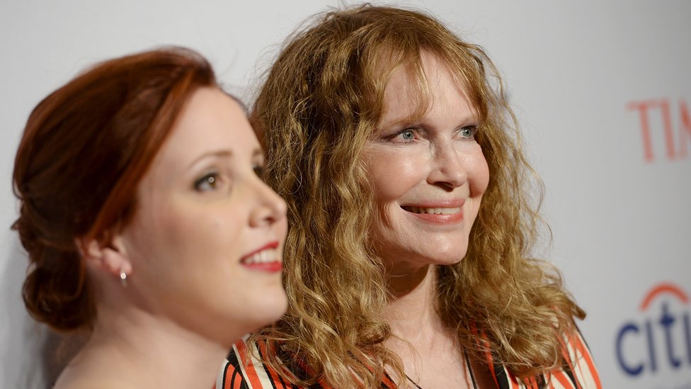 La hija adoptiva de Woody Allen, Dylan, tuvo el apoyo incondicional de su madre, la actriz Mia Farrow. Dylan y Mia Farrow en una gala de la revista Time en 2016