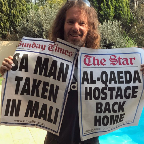 En concreto, Stephen McGown nunca supo quién pagó su rescate. (Foto: Stephen McGown) Stephen McGown con la tama de los diarios (Foto: Stephen McGown)