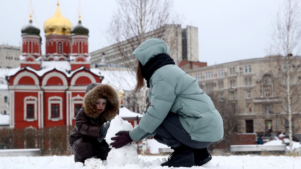 Русский ребенок играет в парке с мамой в Москве (9 января)