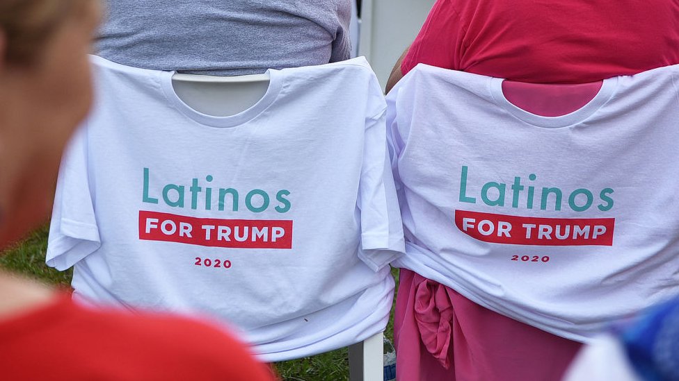 Изображение показывает латиноамериканцев для футболок Трампа