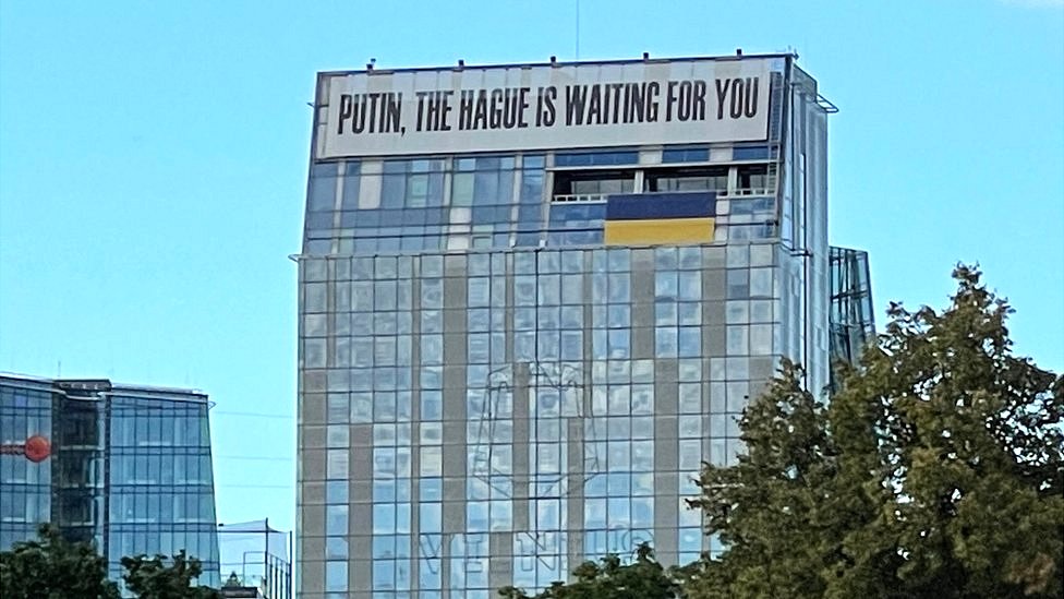 Un edificio en el centro de Vilna despliega un mensaje anti Putin sobre la bandera de Ucrania.