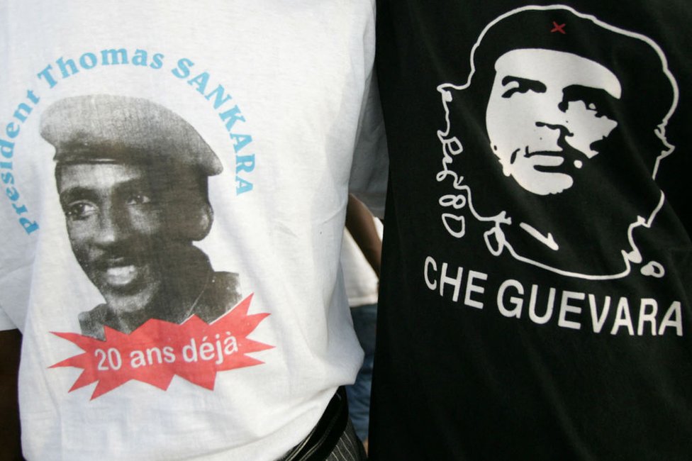 Gente con camisetas conmemorando a Che Guevara y Thomas Sankara en Ougadougou en 2007.