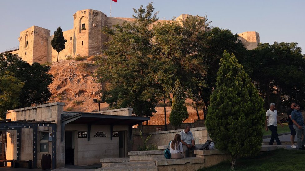 Castelo de Gaziantep em agosto de 2022 com pessoas sentadas em frente a ele